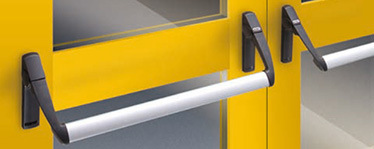 kit EXUS® LP Dispozitivul antipanica EXUS LP din nylon consta intr-o bara orizontala care actioneaza asupra bratelor de maner atasate mecanismului de control pentru a activa incuietoarea Bara orizontala este confectionata din aluminiu extrudar anodizat cu o sectiune de imbinare eliptica de 40 x 20 mm si o lungime de 1150 mm Bratele manerului sunt din nylon negru cu miez din otel galvanizat cele doua mecanisme de control sunt confectionate din otel galvanizat cu capace din otel galvanizat, din care unul este marcat cu semnul “IESIRE” pentru a indica pozitia incuietorii Broasca antipanica/antifoc este disponibila si la usile vitrate, doar cu cilindri profil Euro Controalele externe sunt acoperite cu o pelicula de rasina neagra.
