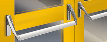 kit EXUS® LA dispozitivul antipanica EXUS LA din aluminiu consta intr-o bara orizontala ce actioneaza bratele manerului atasate la mecanismul de control ce activeaza incuietoarea Bara orizontala confectionata din aluminiu extrudat anodizat cu o sectiune de imbinare eliptica 40 x 20 mm si o lungime de 1150 mm Bratele de maner sunt dintr-un aliaj de aluminiu cromate si lucioase;
Cele doua mecanisme de control sunt din otel galvanizat cu capace din aliaj de aluminiu si finisaj cromat lucios, din care unul din mecanisme are marcat semnul “IESIRE” pentru a indica pozitia incuietorii Broasca antipanica/antifoc este disponibila pentru usile vitrate si foloseste cilindri profil Euro Controalele externe sunt din inox lucios bratele si capacele sunt cromate trivalent in conformitate cu directivele ROSH.
