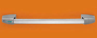 kit SLASH din inox Descriere Bara antipanica din inox SLASH consta intr-o bara transversala din inox cu un tub conector ce actioneaza mecanismul de control pentru a activa sistemul de blocare. Rezistenta optima la socuri si agenti corozivi Nota estetica avangardista Fixare sigura a capacelor Deschidere revesibila dreapta – stanga Aplicabila usilor cu una sau doua canate Disponibil usilor PROGET/UNIVER/REVER si altor usi antipanica Bara transversala este confectionata din inox AISI 304 cu o sectiunea de imbinare eliptica de 40 x 20 mm, cu o lungime de 1150 mm si echipat cu un tub conector Mecanismele de control sunt din otel galvanizat cu capace din inox AISI 304, din care unul este prevazut cu un marcaj verde pentru a indica partea incuietorii Broasca anifoc/antipanica este compatibila cu cilindrii profil EURO Controalele externe si placile de montaj aferente sunt din inox AISI 304 si placa interna este confectionata din otel galvanizat.